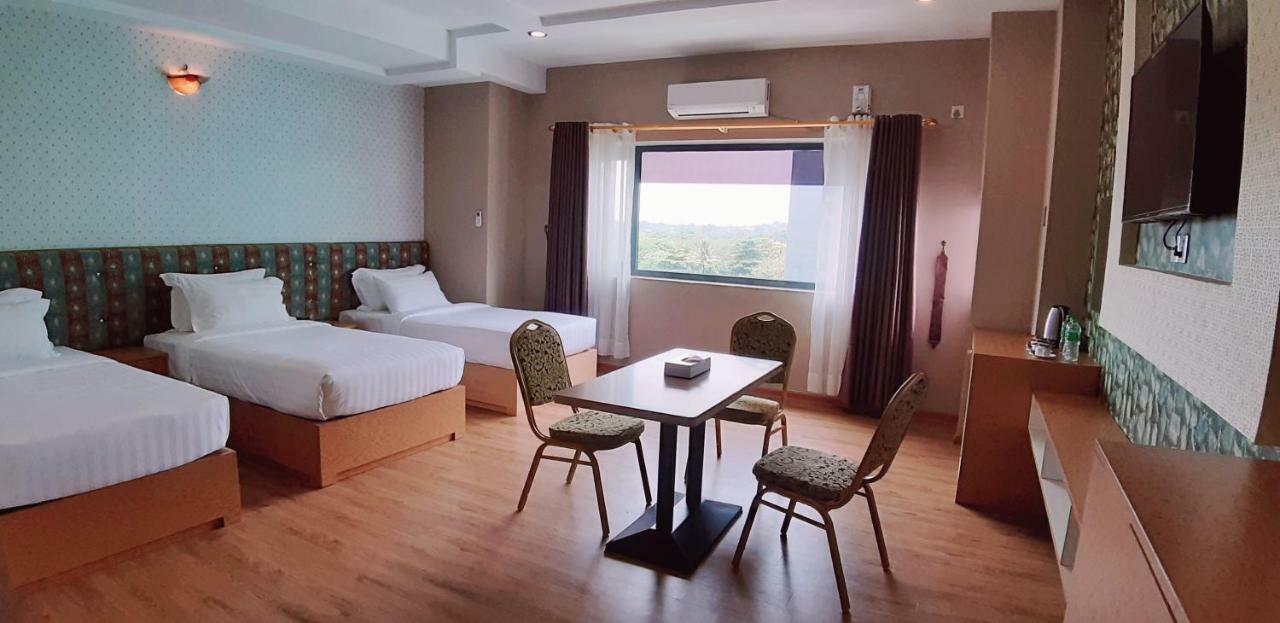 H Plus Hotel Yangon Exteriör bild