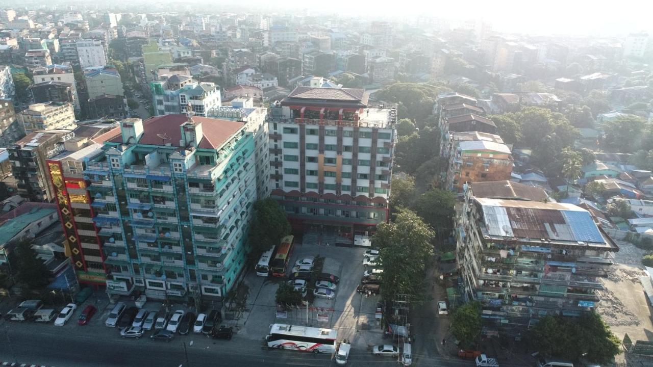 H Plus Hotel Yangon Exteriör bild