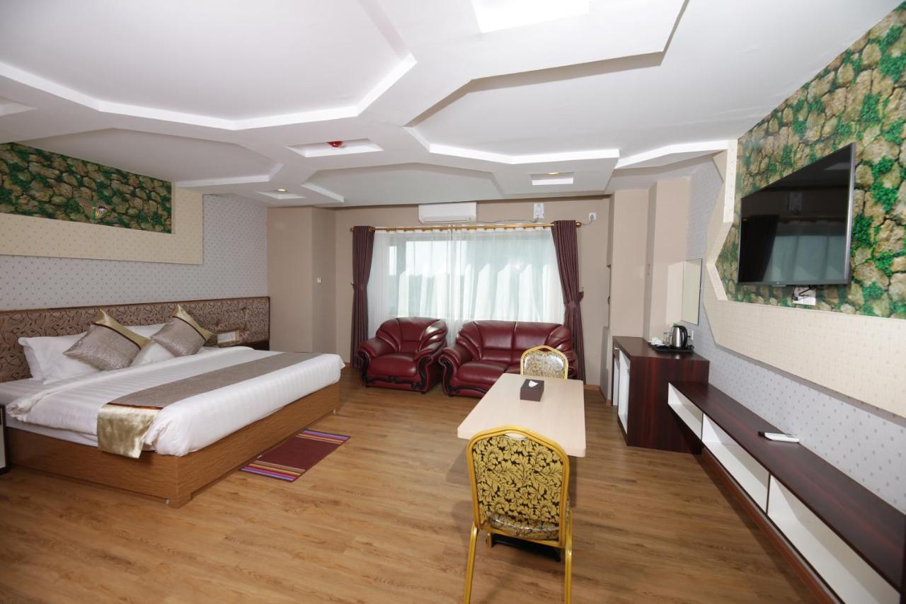 H Plus Hotel Yangon Exteriör bild