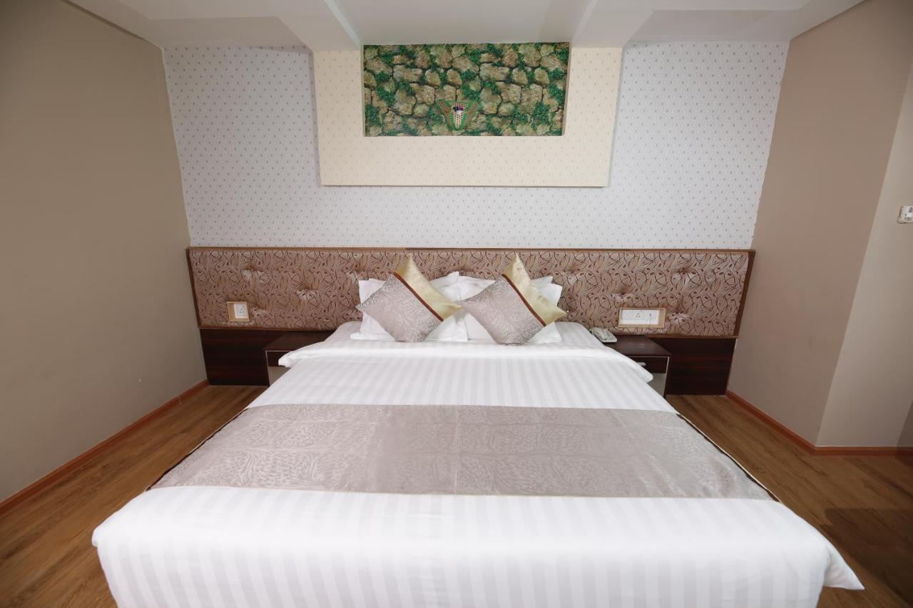 H Plus Hotel Yangon Exteriör bild