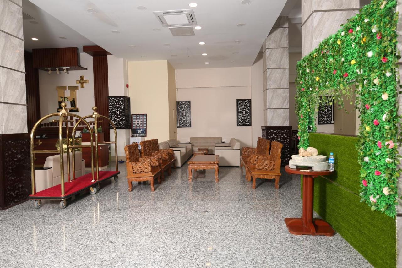 H Plus Hotel Yangon Exteriör bild